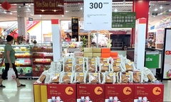 Bánh Trung thu ‘sang, xịn, mịn’ giá vài triệu đồng/hộp hút khách