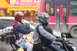 Sáng 4/9, thời tiết 'dọa mưa', người dân nơm nớp đi xe máy về lại thành phố