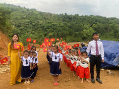 Lần đầu tiên học sinh ở nóc '3 không' nghe tiếng trống khai trường