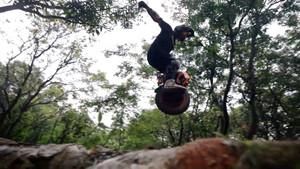 Xe điện một bánh vượt địa hình, chạy được 120 km