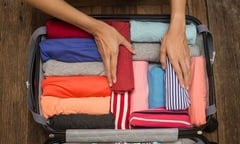 Cách xếp quần áo vào vali siêu gọn