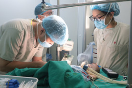 Nghẹt thở cứu em bé bệnh nặng, người nhà đã tính xin về