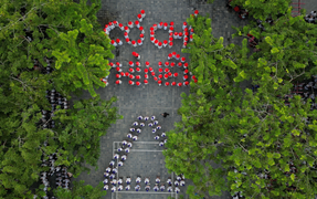 Học sinh Hà Nội mặc áo dài, đội nón lá, xếp chữ trong lễ khai giảng năm học mới