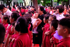 Bố bế con, bà ôm cháu bị bại não đón khai giảng tại ngôi trường đặc biệt 