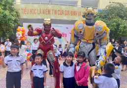 Học sinh thích thú khi 'Iron Man' xuất hiện tại lễ khai giảng 