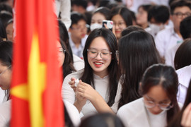 Vẻ đẹp trong sáng, ngọt ngào của nữ sinh trong tà áo dài trắng ngày khai giảng