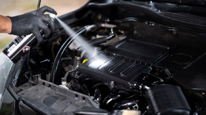 Có nên rửa khoang máy ô tô tại nhà?