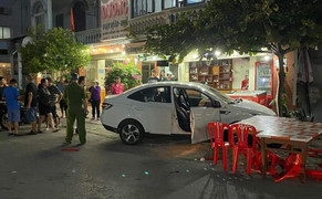 Đang ngồi trên vỉa hè, chủ nhà nghỉ tại Hải Phòng bị ô tô đâm gãy chân