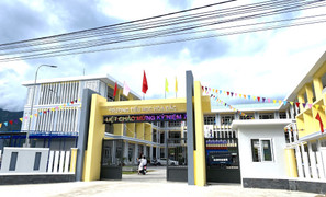 Phụ huynh phản đối sáp nhập trường, hàng chục học sinh không được đi học