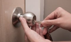 Tại sao nên cắm chìa khóa cửa vào ổ trước khi đi ngủ?
