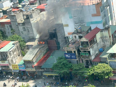 Nhà 3 tầng ở Hà Nội bốc cháy kèm nhiều tiếng nổ lớn