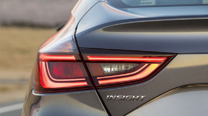 Tại sao đèn hậu xe lại màu đỏ?