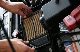 Cách vệ sinh và thay lọc gió xe ô tô