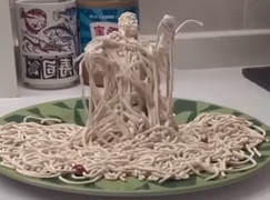 'Hú hồn hú vía' với đĩa mỳ biết nhảy