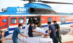 Dùng trực thăng đưa 3 ngư dân từ đảo Sinh Tồn về đất liền chữa trị