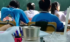 Chảnh như học trò thời nay: Mang cả cà phê phin vào lớp học
