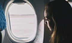 Không chịu đóng cửa sổ trên máy bay, đúng hay sai?