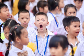 Phụ huynh than khổ vì con lớp 1 vào học quá sớm từ 6h45