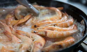 Luộc tôm nên dùng nước nóng hay nước lạnh?