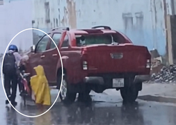 Clip 2 hai anh em dắt nhau đi dưới trời mưa khiến dân mạng xúc động