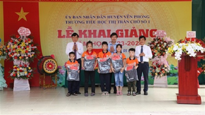 Bắc Ninh: Bí thư huyện ủy Yên Phong dự lễ khai giảng năm học mới