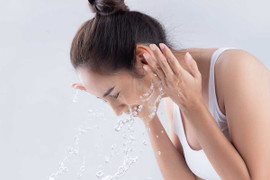 Có nên rửa mặt bằng nước nóng?