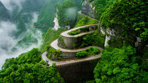 Cung đường 99 khúc cua hiểm trở dẫn lên cổng trời nổi tiếng nhất Trung Quốc