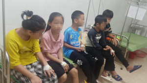 25 học sinh vào viện sau khi ăn kẹo bán ở cổng trường