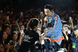 Rapper Đen Vâu song ca cùng tân sinh viên chào năm học mới