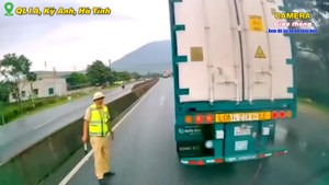 CSGT chặn xe giữa quốc lộ, ô tô phanh gấp tông đuôi phương tiện khác