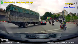 Xe tải đi bên trái, tài xế 'quay ngoắt' sang phải và cái kết 