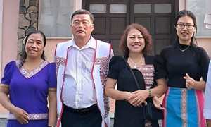 Lễ cưới giản dị tại nhà thờ của Siu Black và HLV bóng chuyền