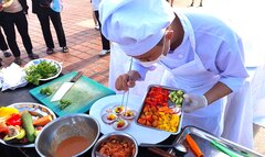 Đầu bếp Việt tranh tài chế biến các món ăn từ kim chi và tương Hàn Quốc