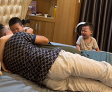 Khi nhà chỉ có một phụ nữ mà ai cũng muốn ôm