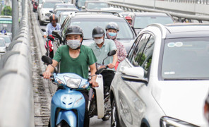 Xe máy cố tình lao lên vành đai 2 trên cao ở Hà Nội, cướp đường ô tô