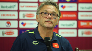 HLV Troussier khen cầu thủ thay người, tiết lộ bài tẩy của U23 Việt Nam