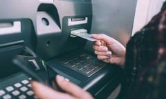 Làm gì khi ATM không nhả tiền dù tài khoản đã bị trừ?