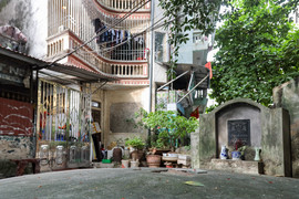 Nhà người sống chen với mộ người chết ngay giữa 'tấc đất tấc vàng' Hà Nội