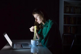 Điều gì xảy ra nếu thường xuyên ăn tối quá muộn?