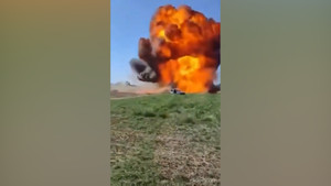 Khoảnh khắc máy bay lao xuống đất khiến hai người chết ở Hungary