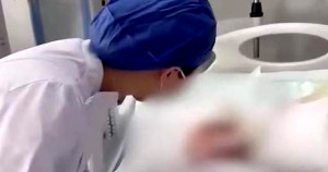 Cầm thước eke ném nữ sinh vỡ hộp sọ, giáo viên phân bua 'đánh nhầm người'