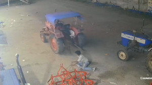 Tên trộm vụng về bị máy kéo cho 'ăn quả đắng'