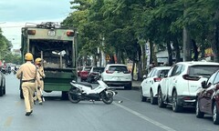 Nghệ An: Tài xế ô tô mở cửa bất cẩn, người đi xe máy tử vong