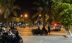 Khánh Hòa thông tin việc người đàn ông lái ô tô tông cổng ủy ban định tự tử