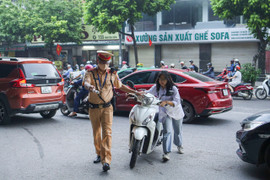 Để con chưa đủ tuổi lái xe máy đi học, cả phụ huynh và học sinh bị xử phạt