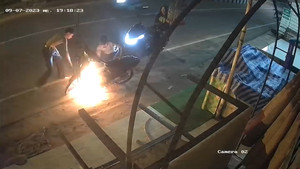 Xe máy cháy trơ khung khi thanh niên cố khởi động