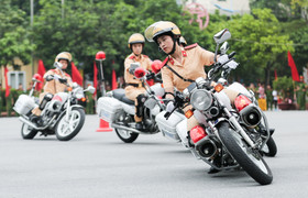 Mãn nhãn màn biểu diễn chạy xe phân khối lớn của nữ học viên Cảnh sát Nhân dân