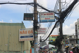 Cột điện, cây xanh ở TP.HCM bị băng rôn, biển quảng cáo bủa vây