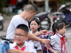 Phụ huynh 'méo mặt' vì tiền đồng phục đầu năm của con tốn nửa tháng lương