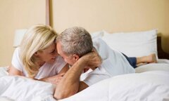 Phụ nữ lớn tuổi sợ 'yêu', đàn ông U70 vẫn ham muốn, phải làm sao?